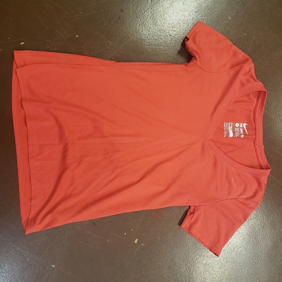 Nike "The Nike Tee" Dri-Fit T-Shirt in Scarlet (Size Small) - Picture 2 of 4